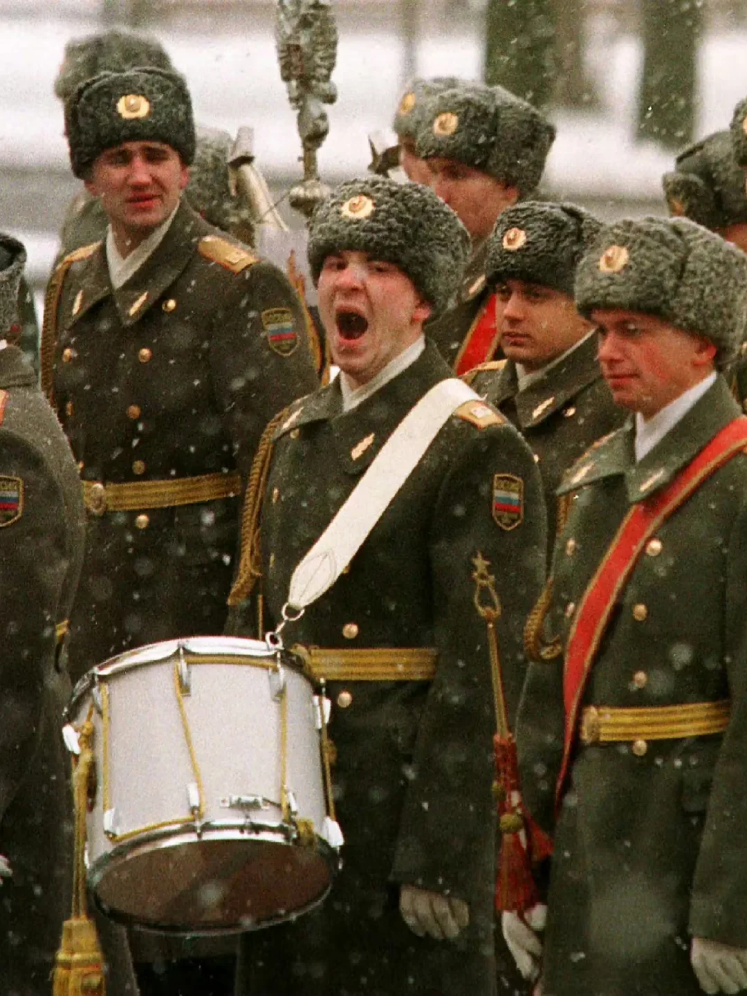 1999年1月，莫斯科，早晨，无名英雄墓，一位军乐队的士兵在献花仪式时...