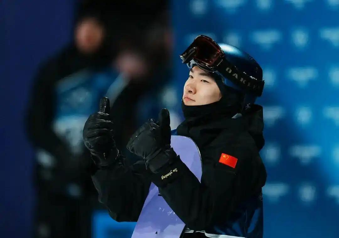 米兰冬奥会再传捷报！中国单板滑雪名将苏翊鸣在男子坡面障碍技巧预赛中顶住压力、稳定