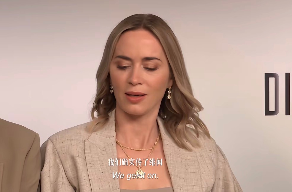 看EB新采访：问最近约会的人，她让大家猜，可以猜女性然后大家提名了希拉里（啊啊啊