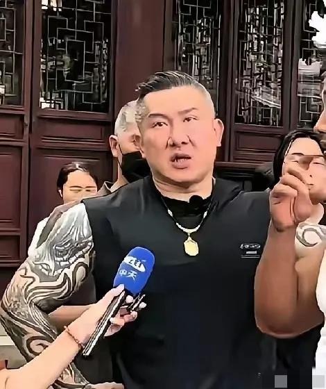 台湾那个“馆长”直接开麦怼国民党：这次去大陆交流，我就送你们八个字：摆正位置，少