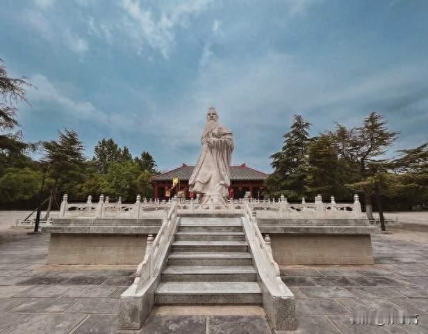 曹操：三国第一“斜杠大佬”，凭啥被黑了一千八百年？