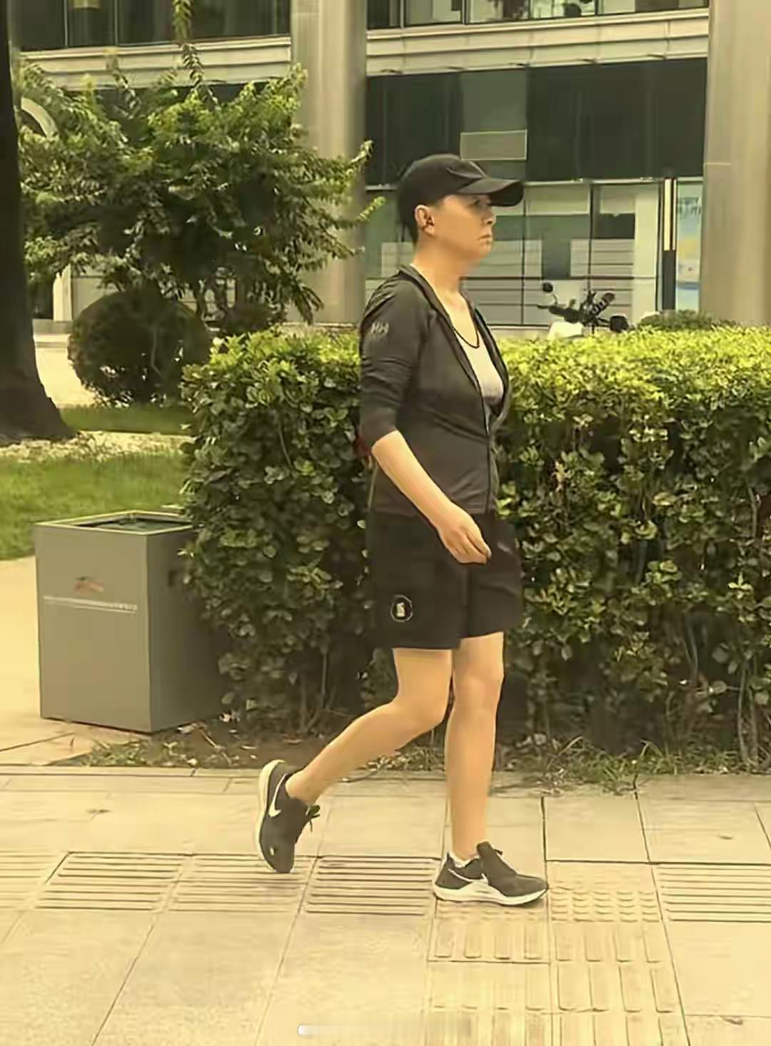 64岁宋丹丹北京街头被偶遇，走路带风好有气质，本人被赞高挑又白 ！ ​​​