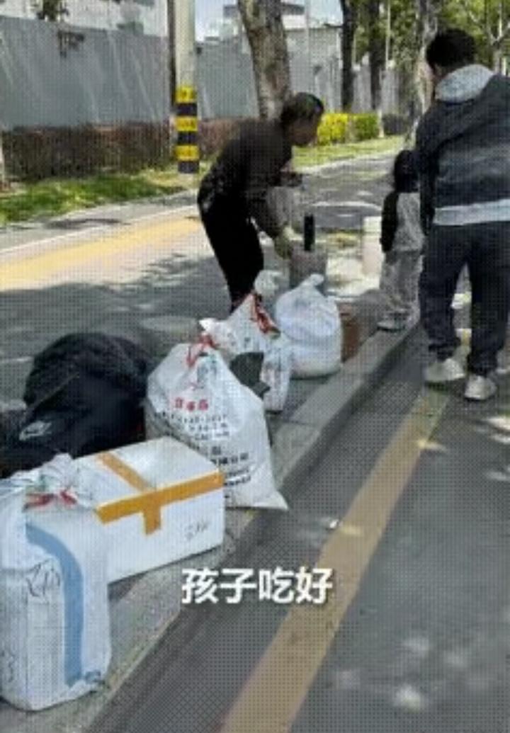 一位74岁的四川老人，坐30小时大巴远赴厦门看女儿，全程自带冷馒头充饥，舍不得买