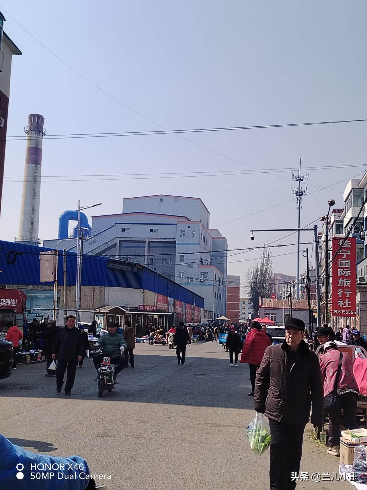 今天继续去市场摆摊卖苹果，看天气预报气温不低，就没穿棉袄，后来路上有点冷，又去旧