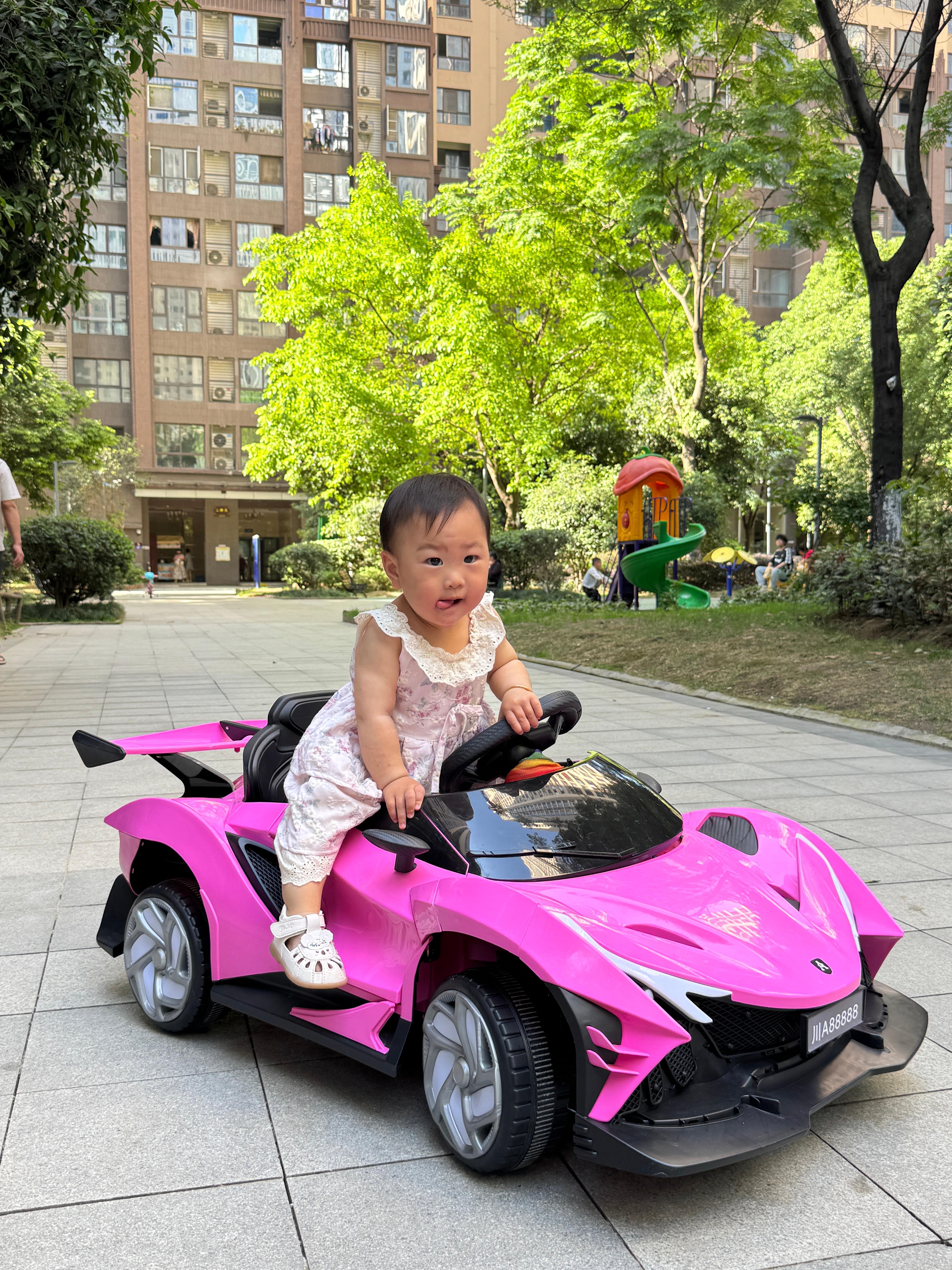 周六为了办公司活动从早忙到晚 还被临时抓去当主持人直接饭也没吃好还站了一整天  