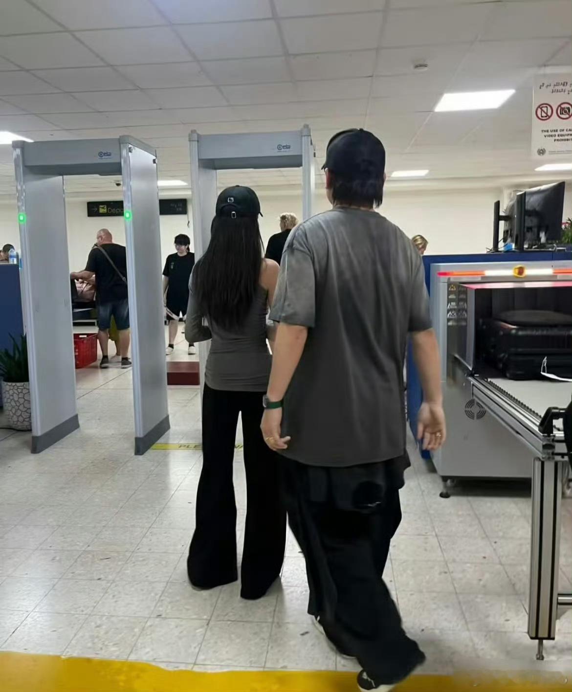 网友偶遇胡彦斌易梦玲一起回国 ，是不是真的？ 