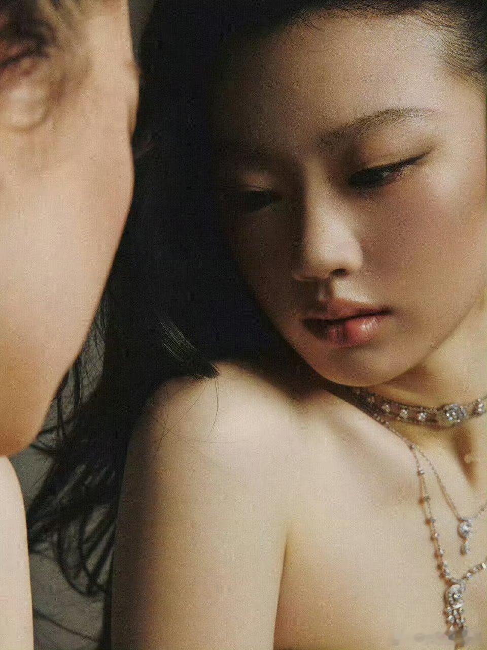  23岁单依纯太优秀！出道五年两登金鸡舞台，凭《送你一朵小红花》崭露头角，借《君