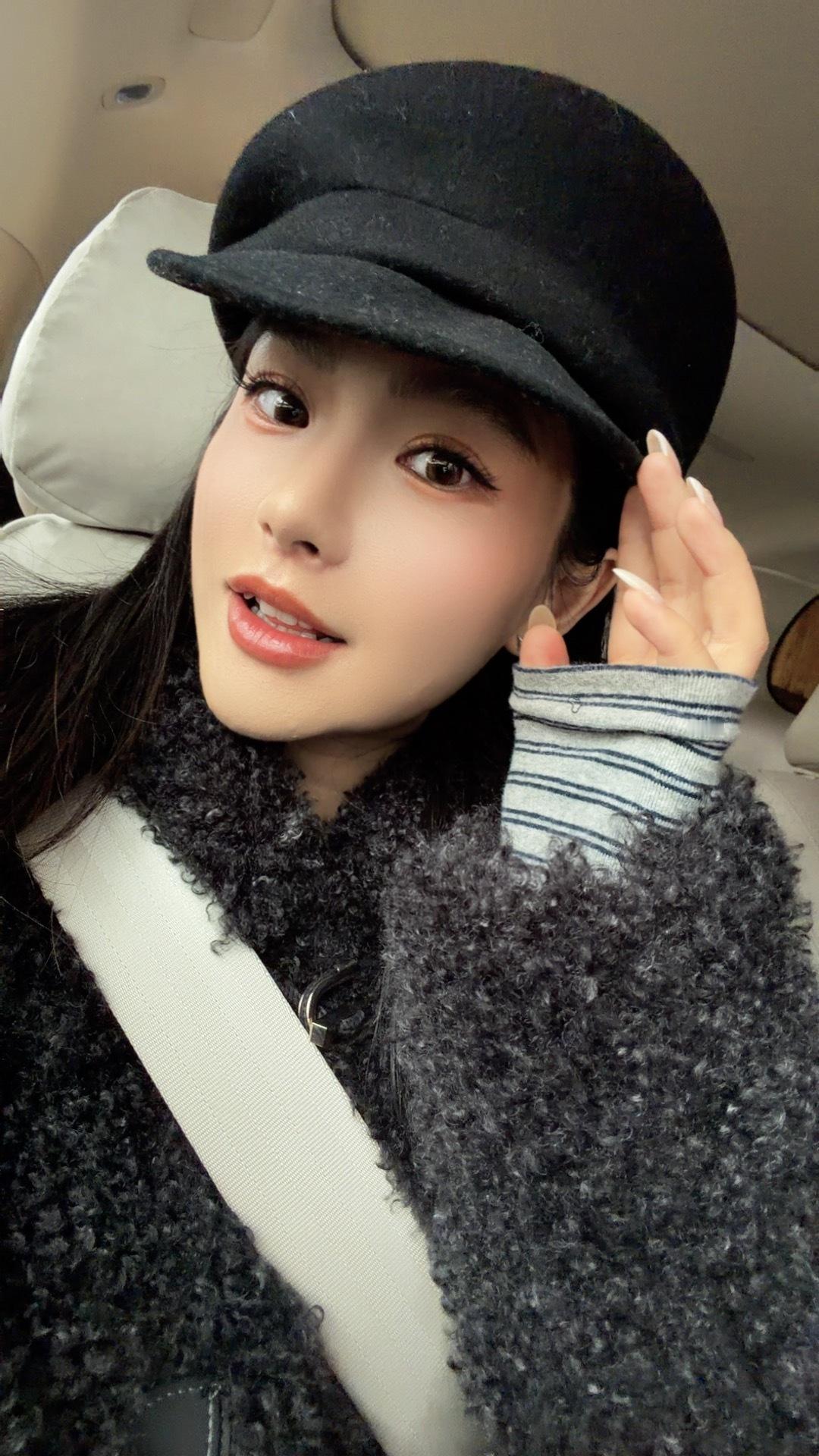 我带了秋晨的帽子仿佛一个“大头娃娃”！去拍摄啦～  ​​​