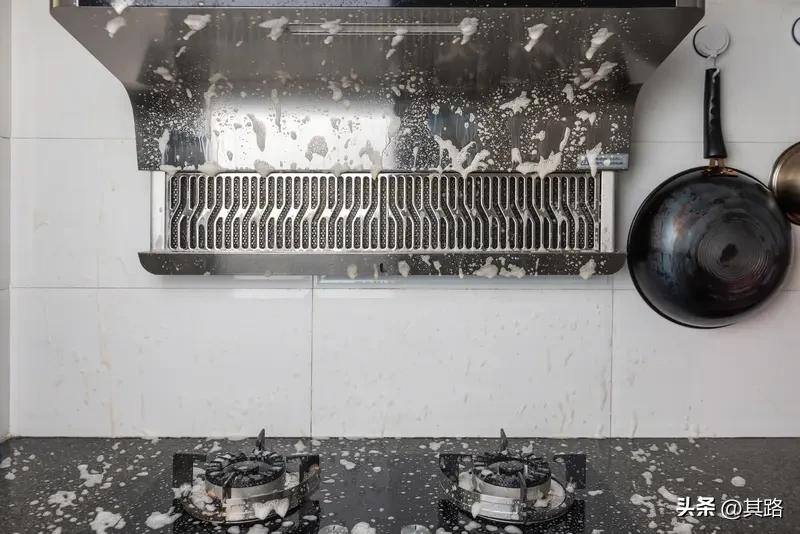 看到热水器爆炸女子全身95%皮肤重度烫伤这个新闻，真的让人痛心又后怕。这女子得多