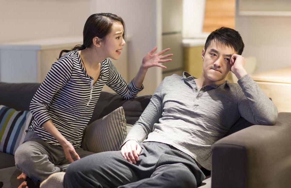 我的脾气很大，经常和丈夫吵架吵得很凶，把他赶出家门。

他是个怪胎，总是住在我爸