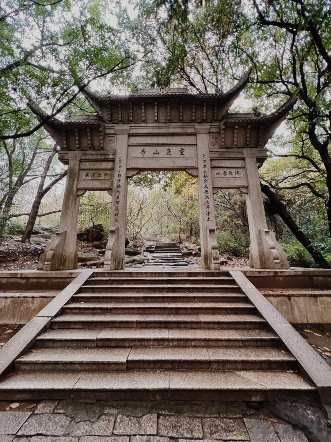 【灵岩山的故事】
苏州灵岩山，虽然只有182米，可是山不在高有仙则灵，因为有一个