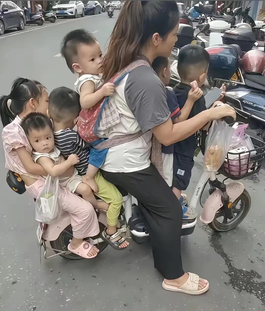 看着心酸：一位二十多岁宝妈，独自骑电动车载六个孩子，四女两男，最小的还不到一岁，