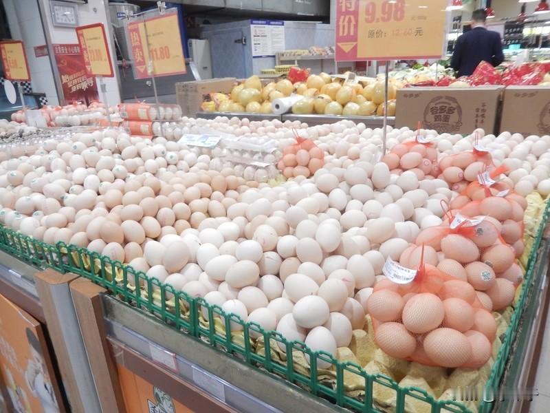 鸡蛋的价格最近在不停的涨。
现在猪肉的价格跌到5元时代了，鸡蛋的价格涨到4.8元