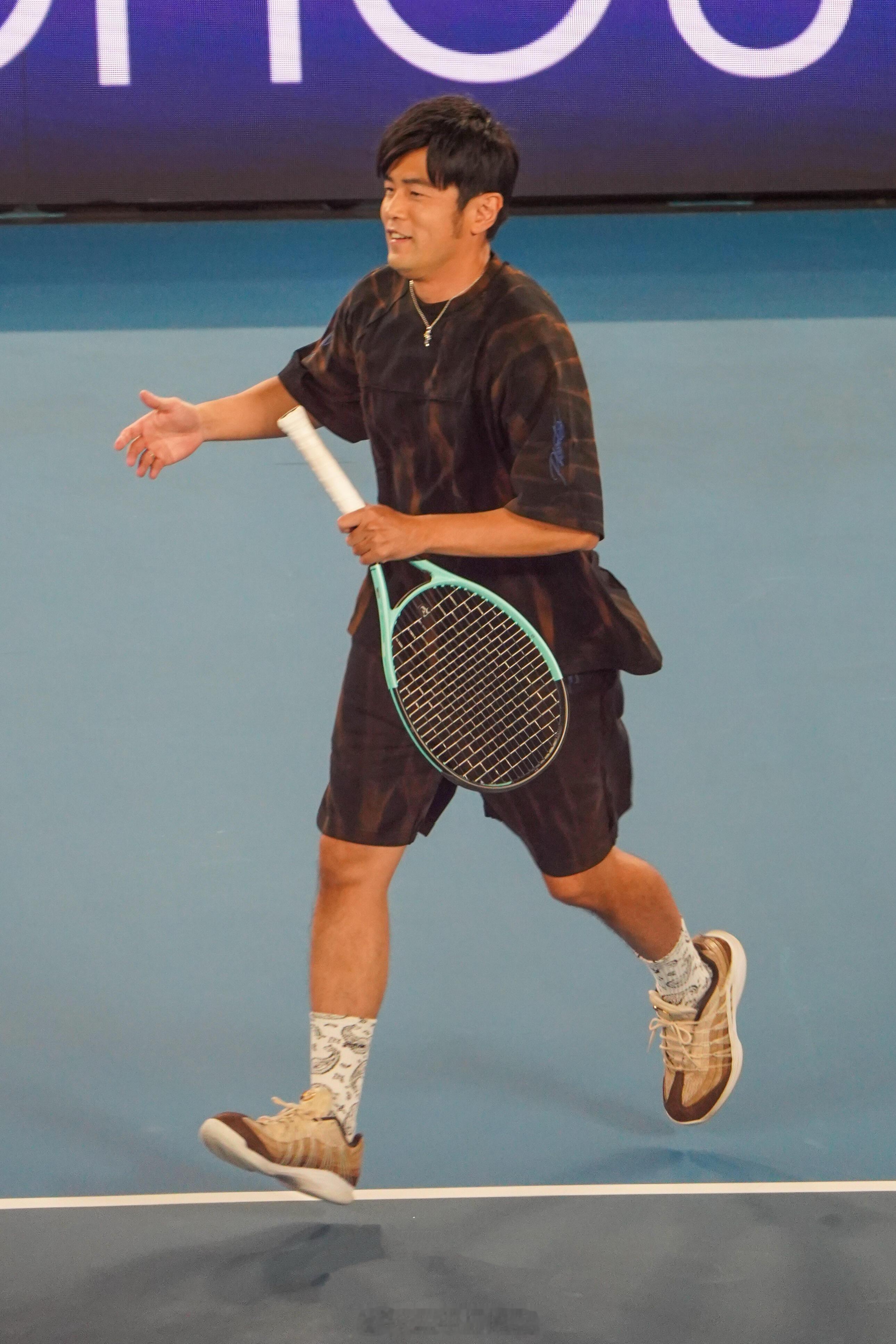 周杰伦 亮个相吧小宝贝周杰伦你说说你，说亮个相就亮个相儿，一点不多耽误时间啊