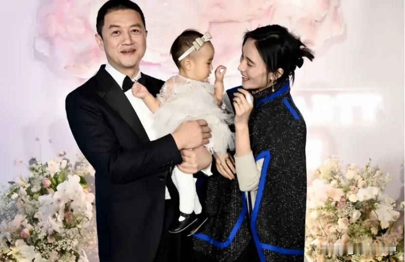 李亚鹏与海哈金喜官宣离婚，三年半婚姻画上句点，这已是他第二段平静落幕的婚姻。如今