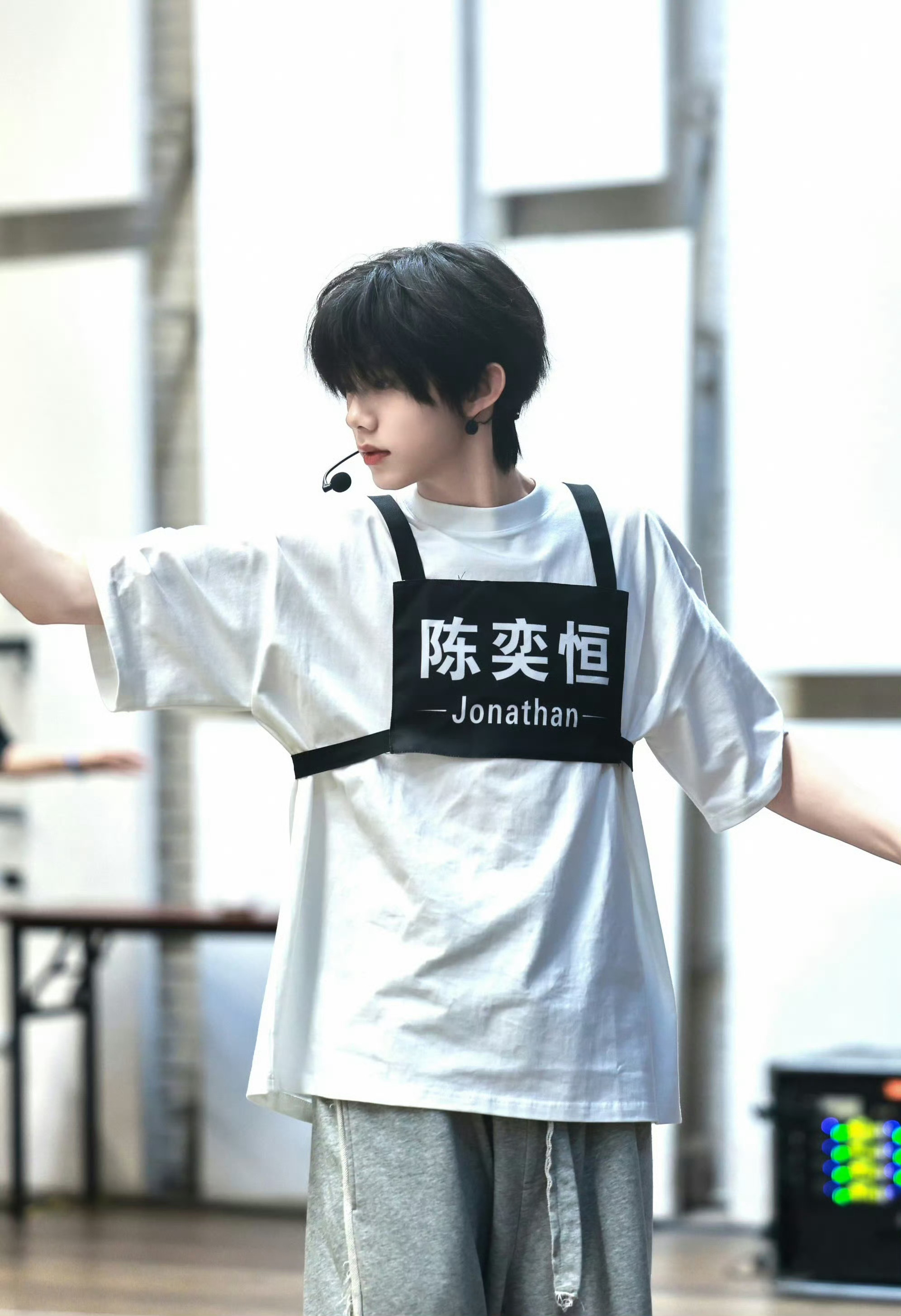 陈奕恒唱玻璃陈奕恒就是一个好宝宝啊，超级宠粉，期待今天的公演 