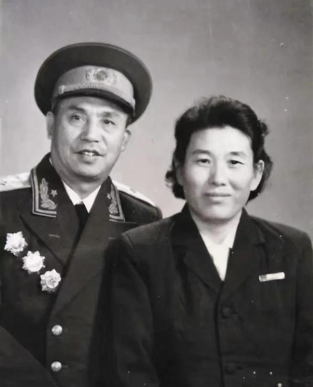 1947年，一场婚礼办得极潦草。没喜帖，没鞭炮，连个喜字都没贴，几个战友凑在一起