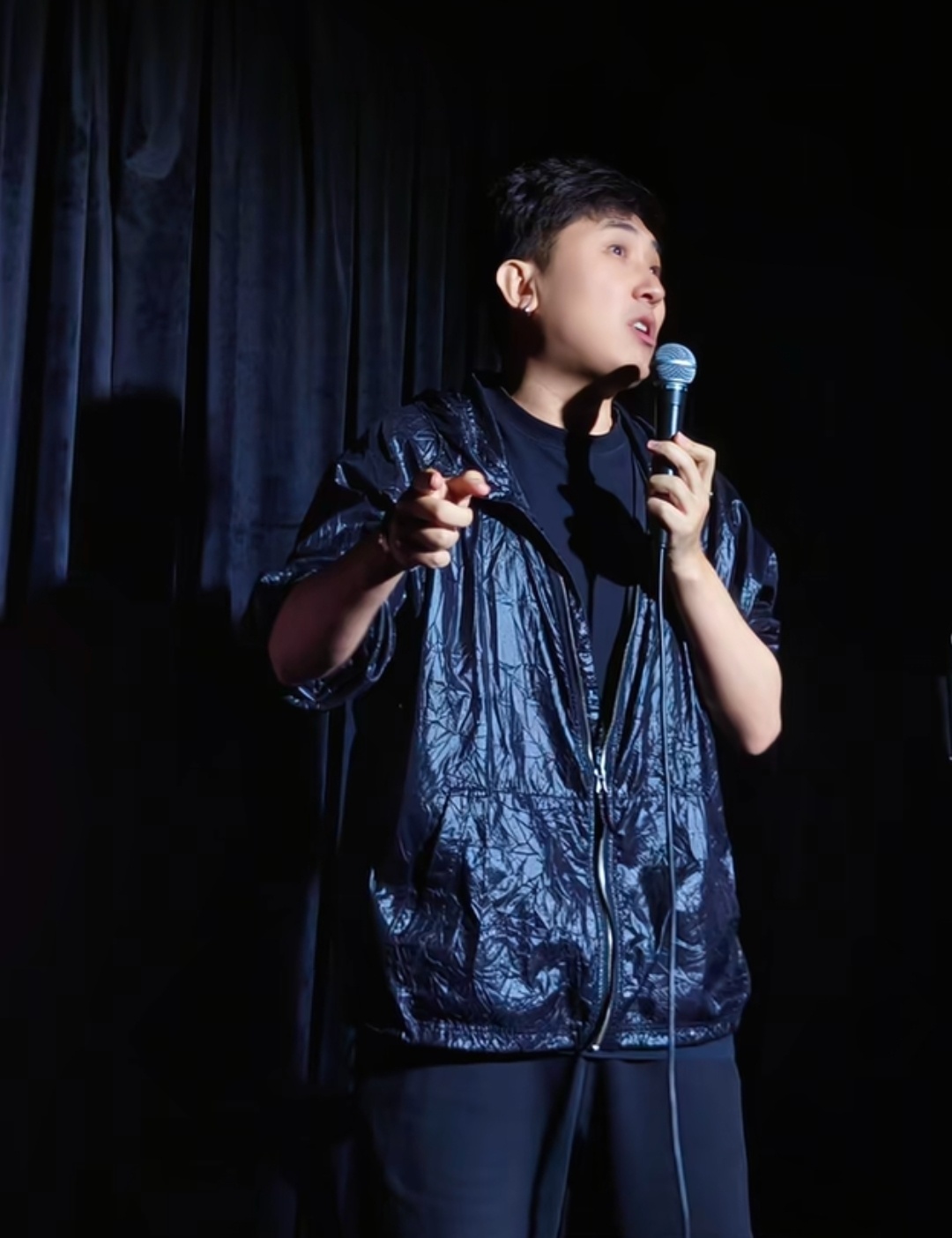 这二位又去开放麦了。 