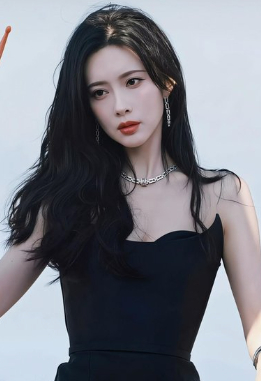 1.孟子义对妆造特别在意，咖位上去以后，最近几部戏的妆造以她的意见为主。2.田曦