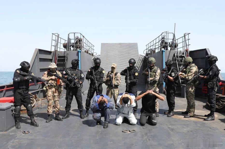 伊朗伊朗和俄罗斯海军特种部队正在进行联合演习，模拟登上被劫持的船只。伊朗