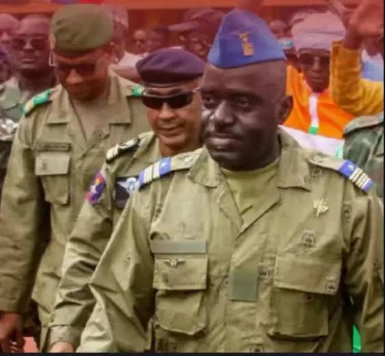 尼日尔石油部长今天晒出了一份中企的薪资单，里面的内容引发了网友的不满和不解。
