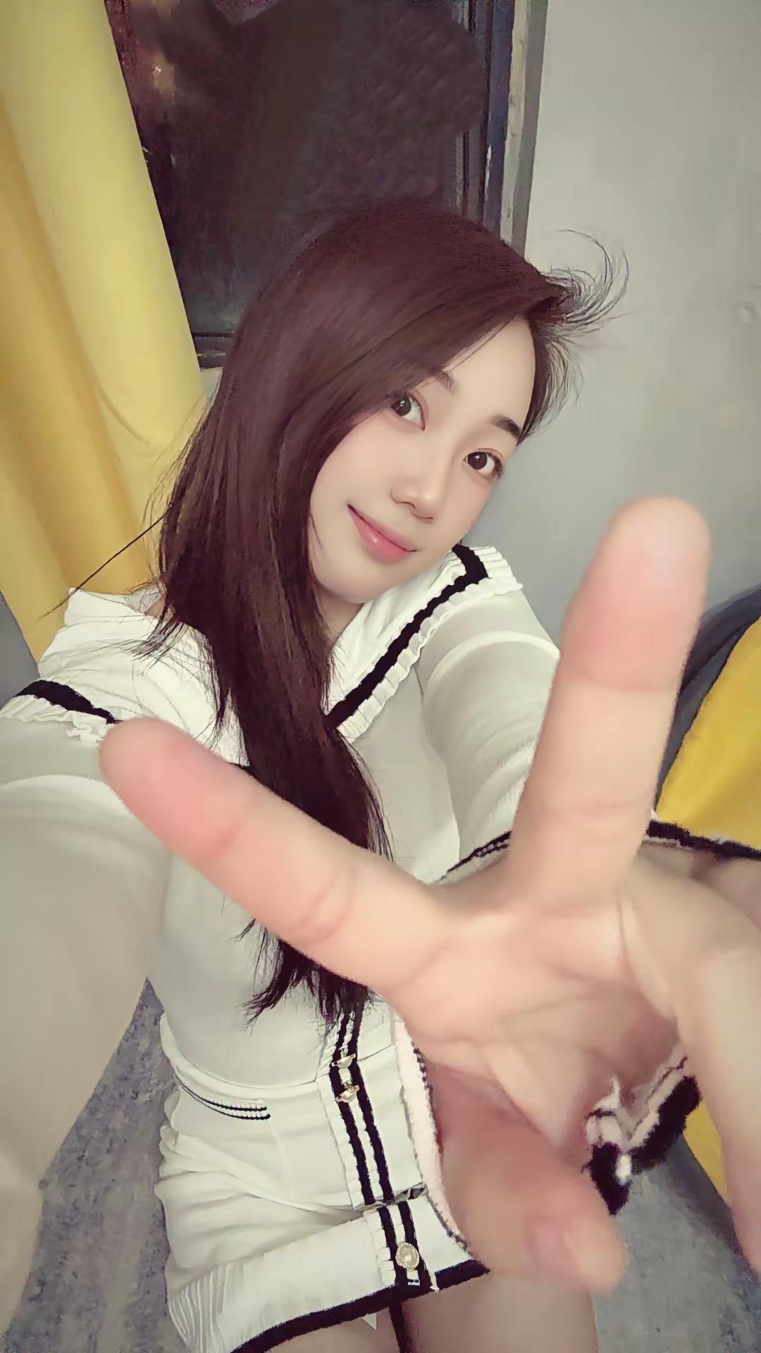 烟火起、照人间、喜悦无边、举杯敬此年。比个耶