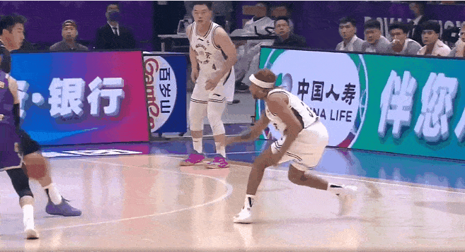 煮熟的鸭子飞了！马温这记扣篮，把“尴尬”二字演绎到极致

CBA赛场上，名场面又