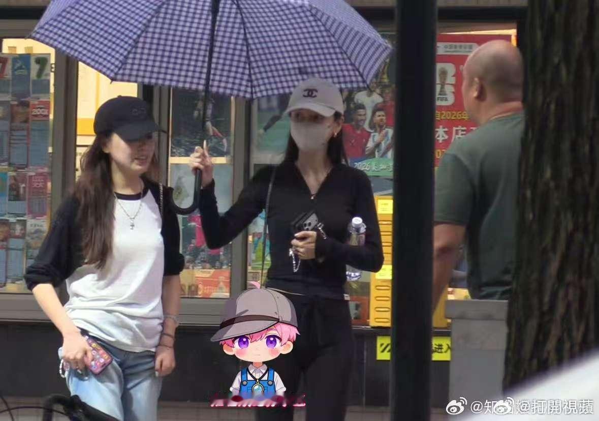 Angelababy带小海绵和朋友逛街Angelababy带小海绵和好友商场逛街
