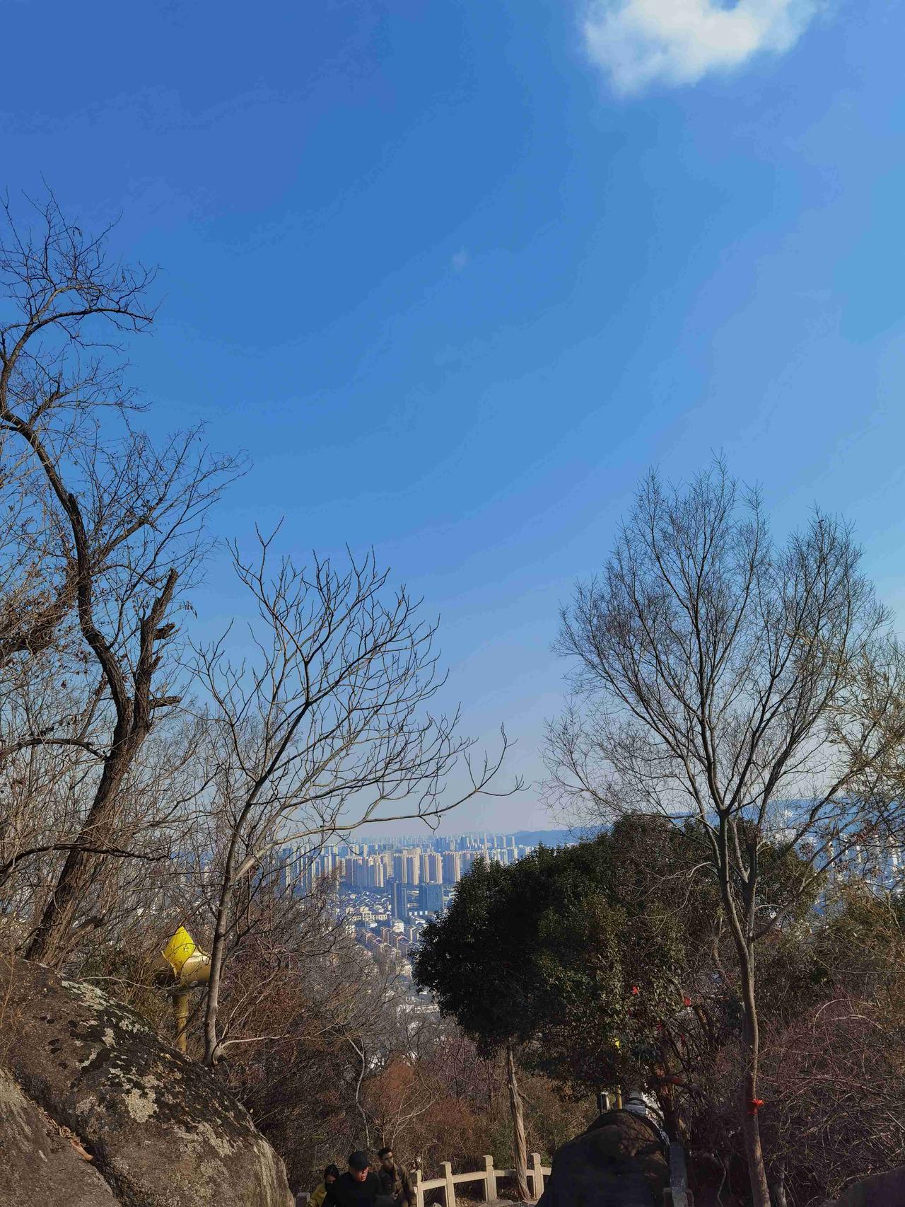 我的今日状态：😁轻松愉快
我这里的天气：🌤️多云
今天天气挺好，温度11℃到