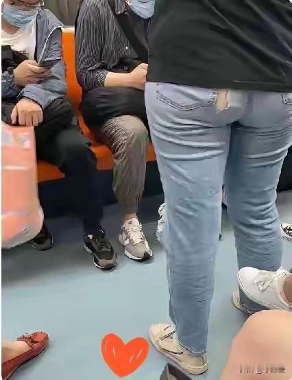 潮流从来不按套路出牌。
这款牛仔裤，也许是故意设计的。
让你知道春夏秋冬。