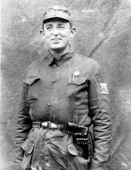 不只是八路军中有一位救死扶伤的白求恩医生，在新四军中也有一位“白求恩”！只不过这