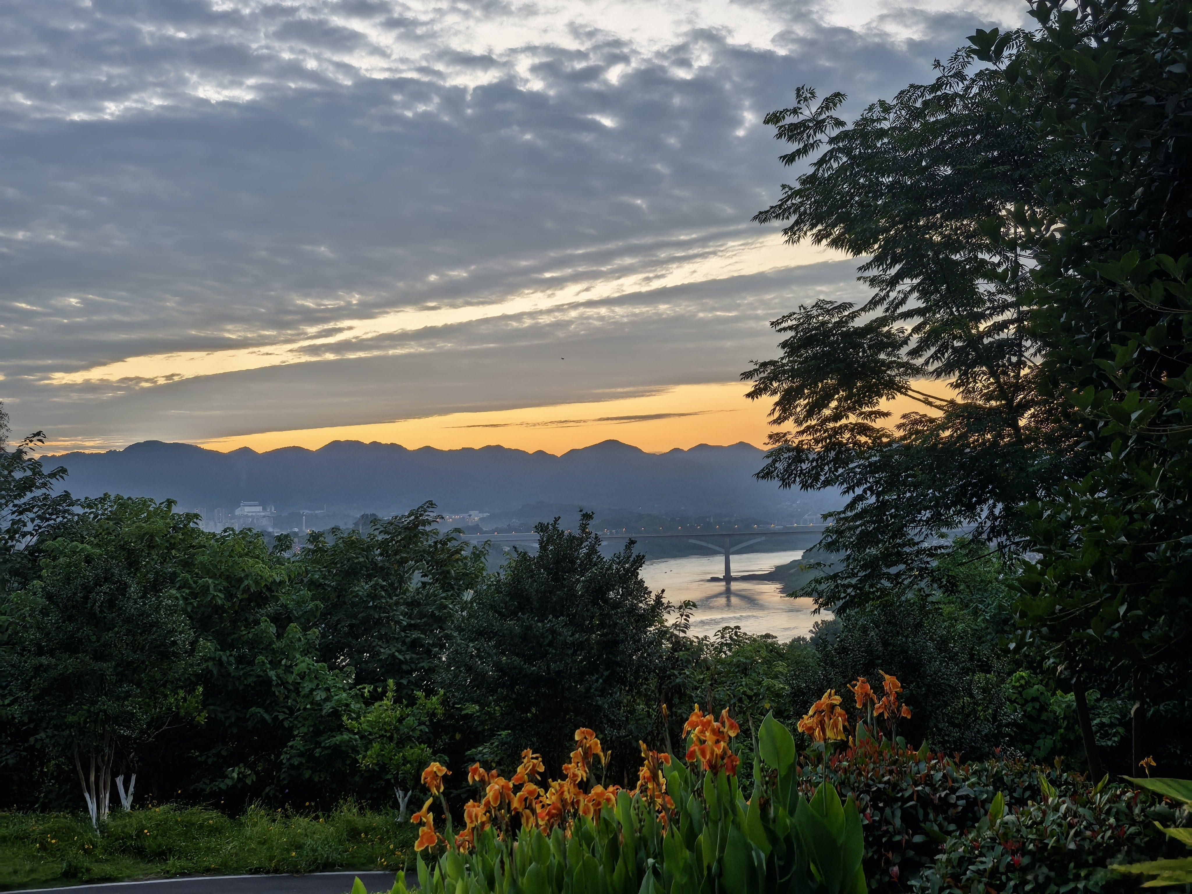 嘉陵江，黄昏AI大时代 重庆·九曲河湿地公园