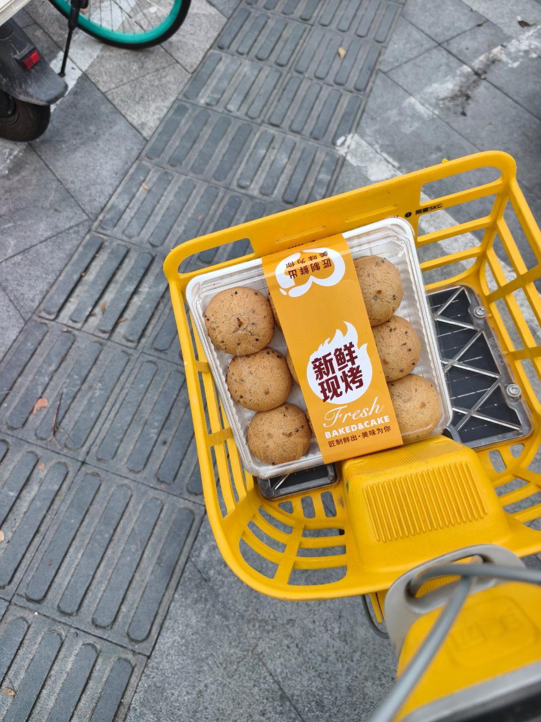 提醒我停车后记得拿这个兜里的麻薯。。 