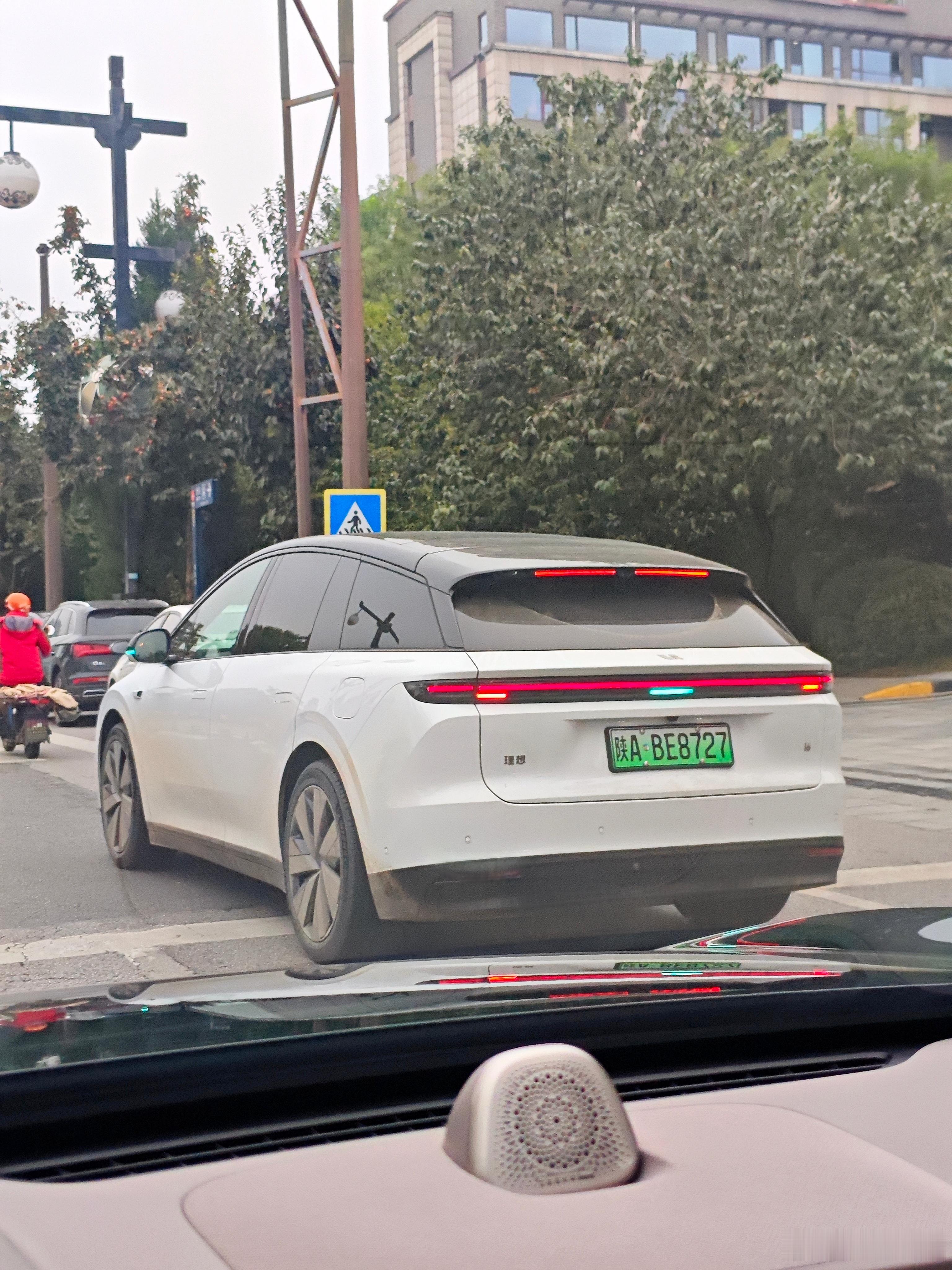 加班加点的理想i6试驾车，正在演示智驾，听说今天试驾可以干到晚上12点。理想汽车