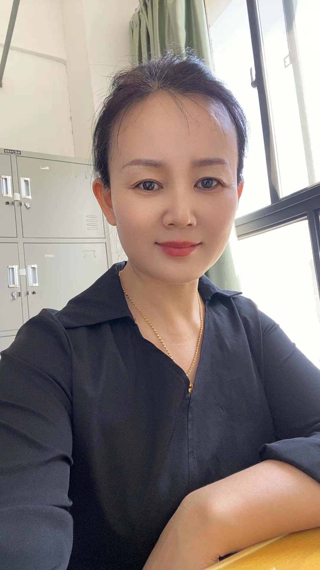 真正优秀的女人都是不合群的，牛羊才会成群，王者向来独行。不合群不代表你...