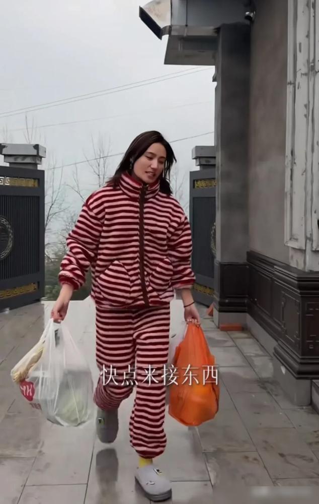 别再劝李亚鹏复婚了，人家压根就不是一个世界的人

很多人觉得离婚就是遗憾，觉得好