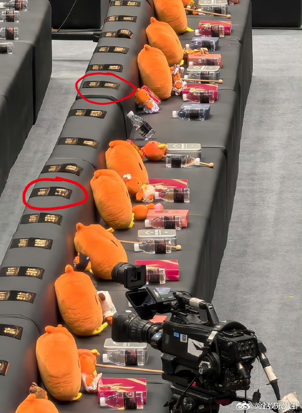 肖战王一博只隔了三个人等晚上内场啊啊啊肖战王一博座位只隔了三个人微博之夜红毯