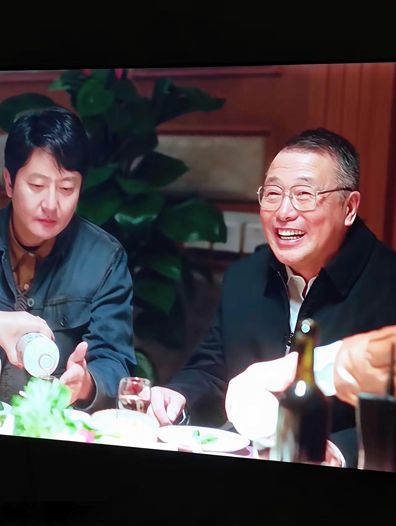 追剧《老舅》 崔国明(郭京飞饰)刚刚拿到市唱歌比赛冠军，正在接受工友们的祝贺，谁