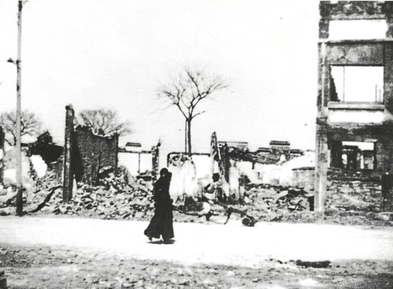 1937年12月，日军占领南京后的惨状，整座城市被炮火碾过，硝烟裹挟着绝望，死寂