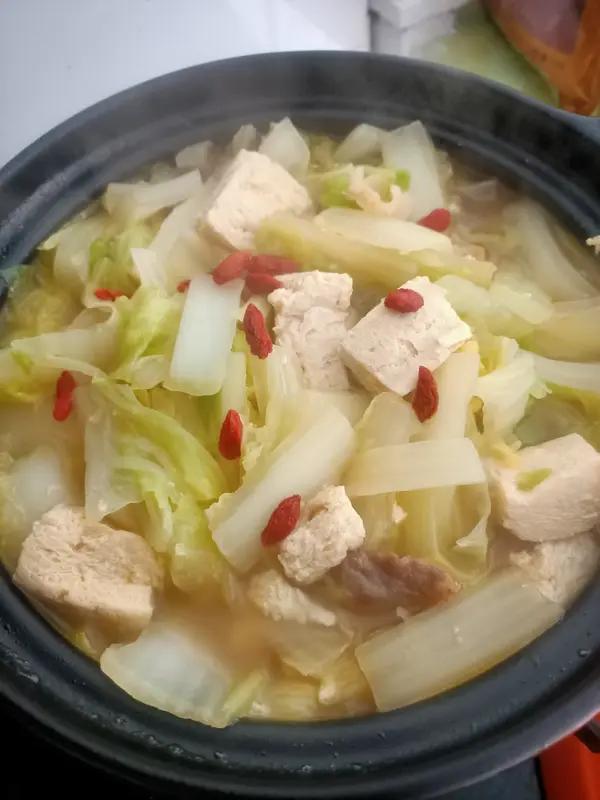 白菜炖豆腐，先放白菜还是豆腐? 我会先把白菜下锅。豆腐事先已经煮好并焯过水了。实
