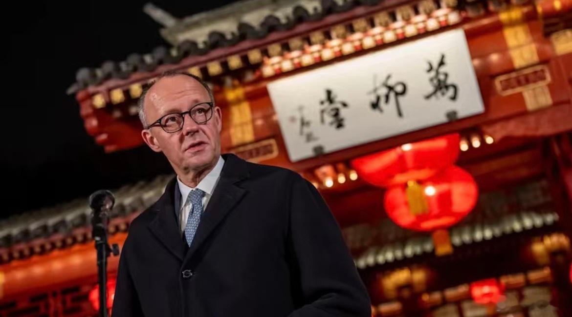 德国总理参观故宫后写下新春祝福故宫遇新春，暖意满心间。默茨写下马年祝福，一马当先