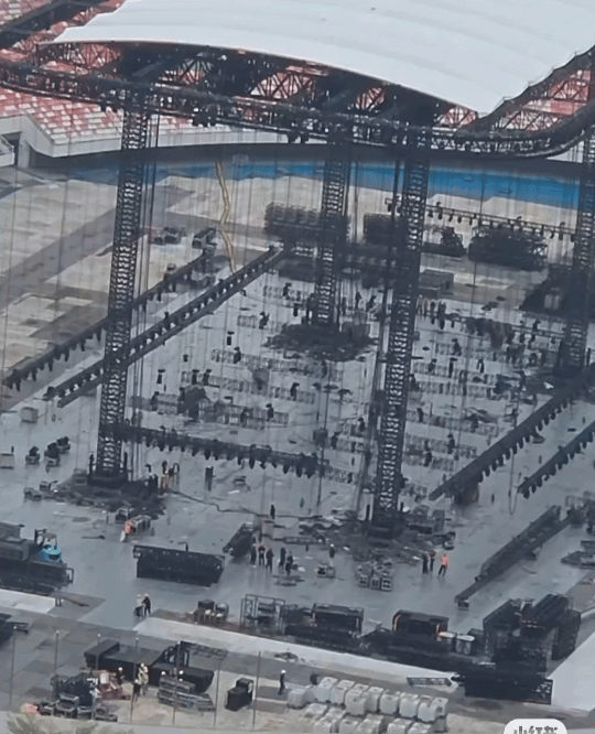 以为是蚂蚁在给薛之谦搭舞台 第一眼真没认出那些是工人，还以为是舞台自带的什么装饰