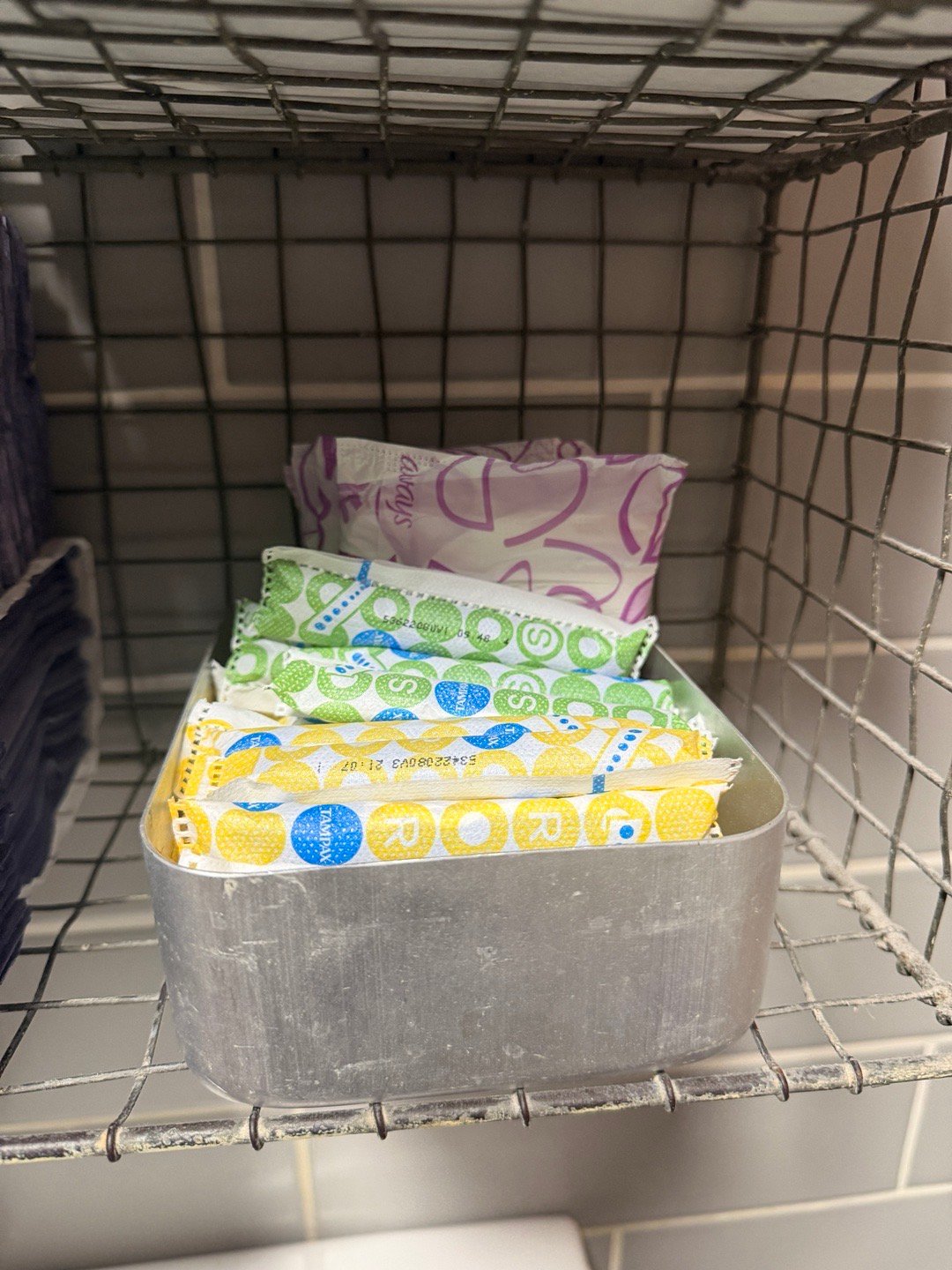 曼彻斯特Federal咖啡厅卫生间里提供的免费卫生巾和棉条 essential 