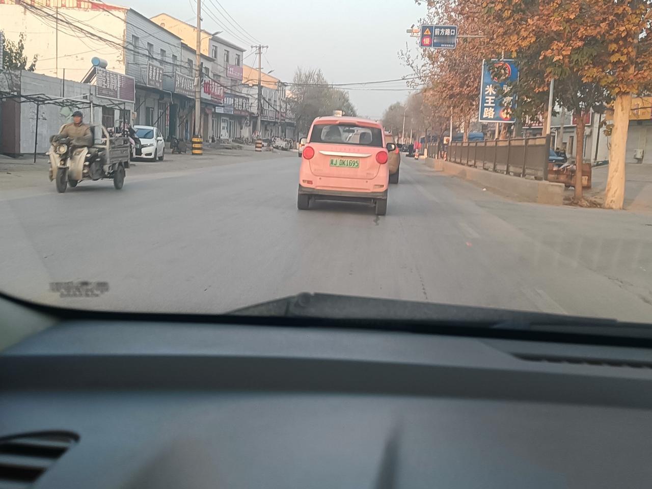 前头的小电车看着又小又丑，想凑近了看看，差点追了尾！

离得远了手机又拍不清楚！