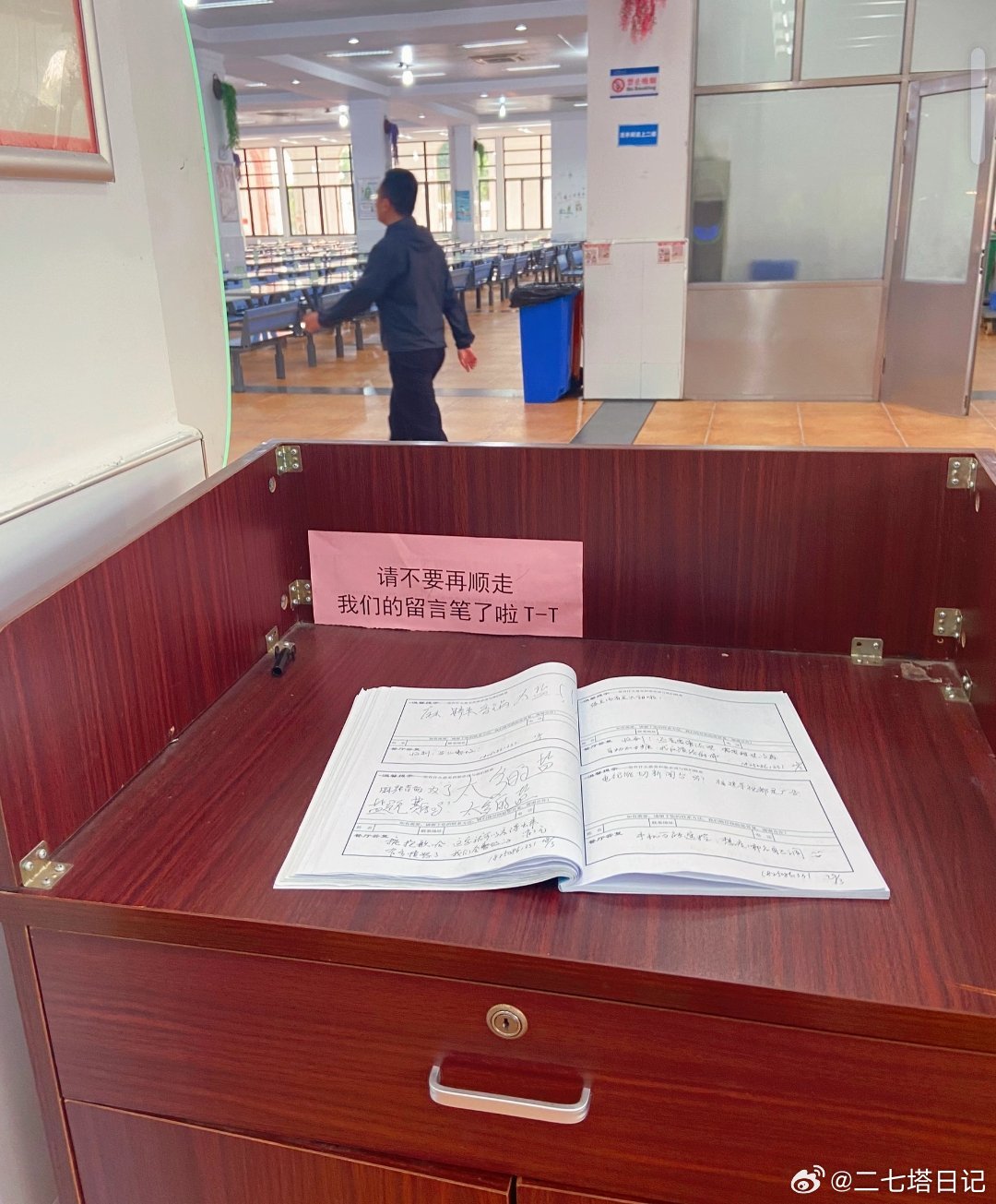 甚至还有人顺走写建议本的笔哈哈哈，而且厦门大学的餐厅还征集过新菜，厦门大学餐厅在