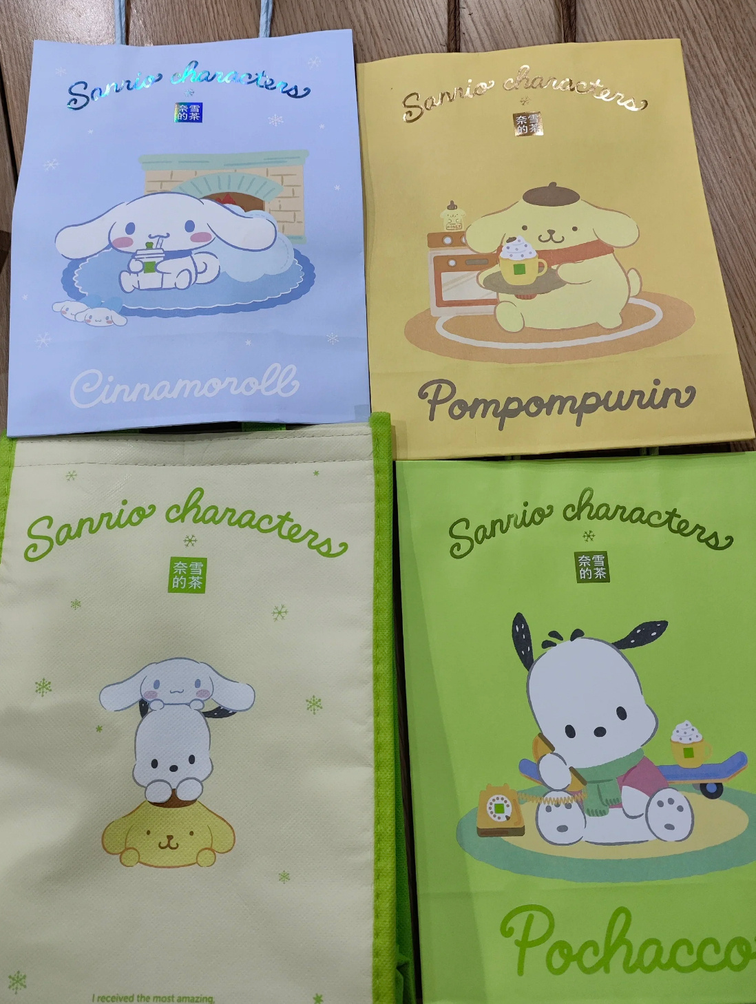 之前真的超级喜欢喝奈雪的霸气草莓然后收集他们家的纸袋 包装真的好喜欢奈雪的茶再换