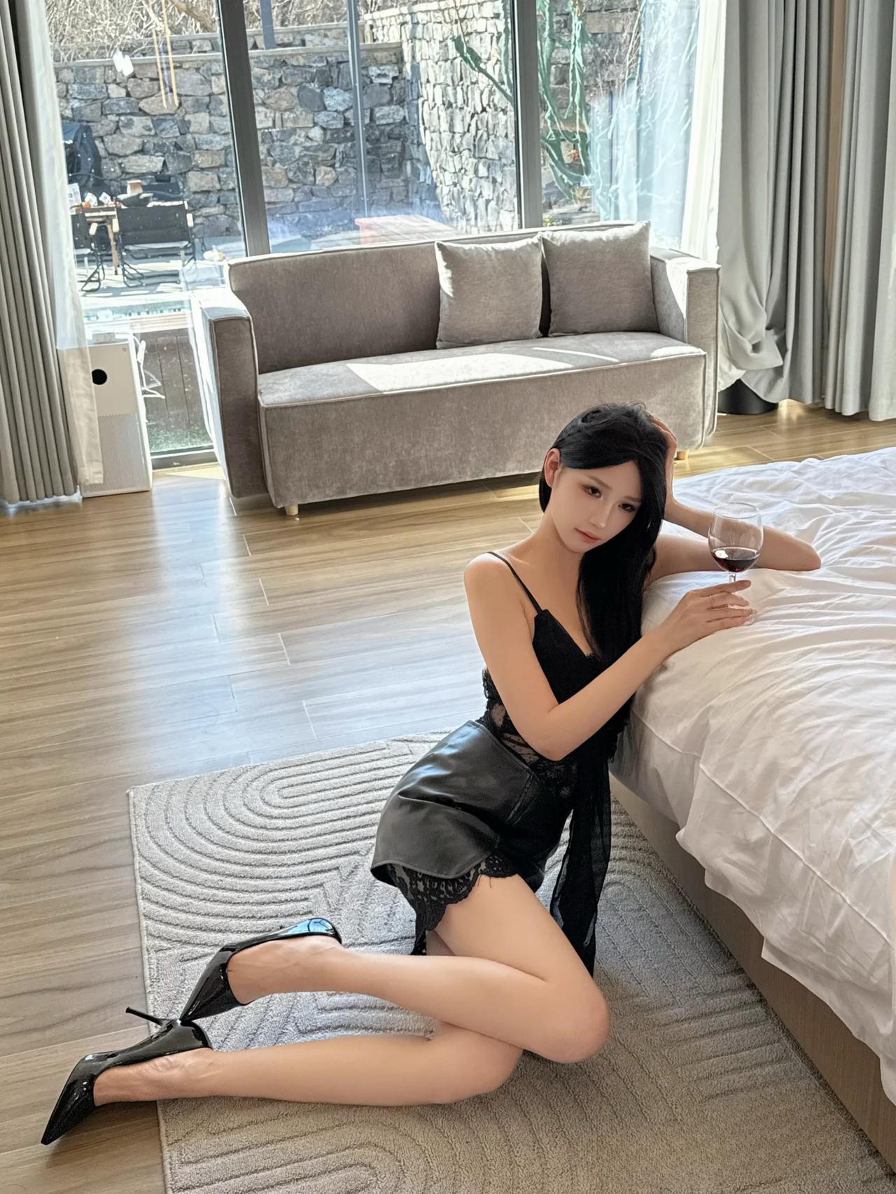 优雅黑裙，现代客厅，时尚生活