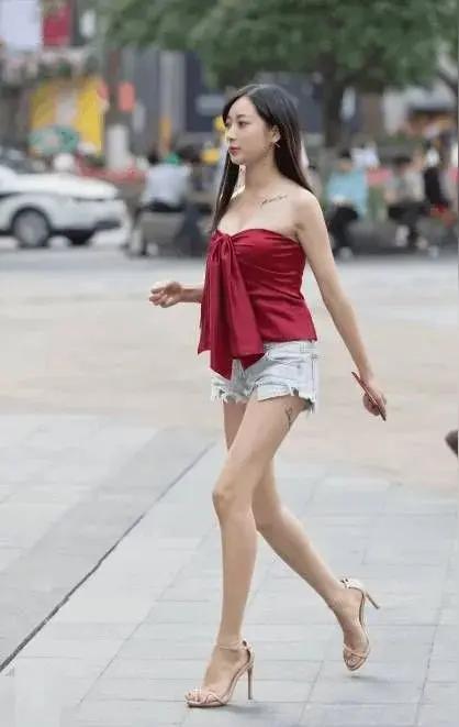 公摊面积太大了
夏天，几个男女朋友相聚在酒店吃饭，其中一位女朋友穿着时髦，袒胸露