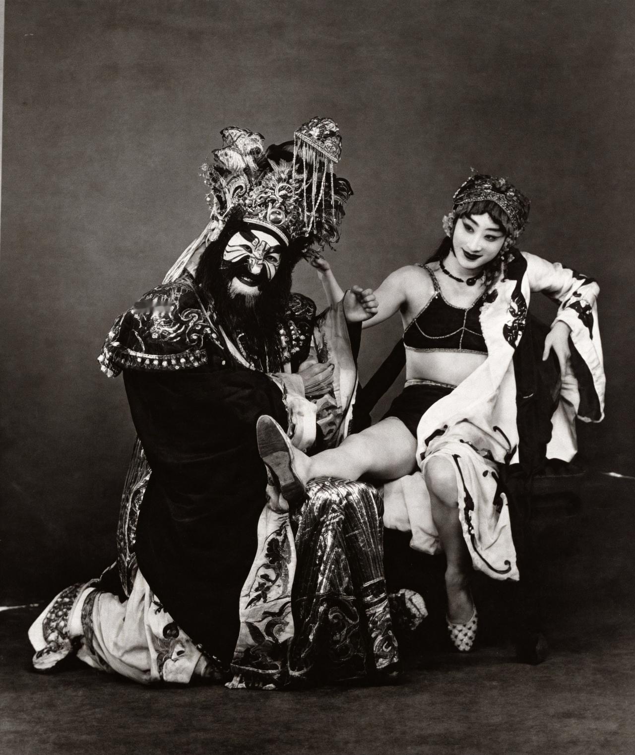 这名京剧花旦正是享有“活妲己”美称的小杨月楼。当时，梨园界的名角多为家族世传。小