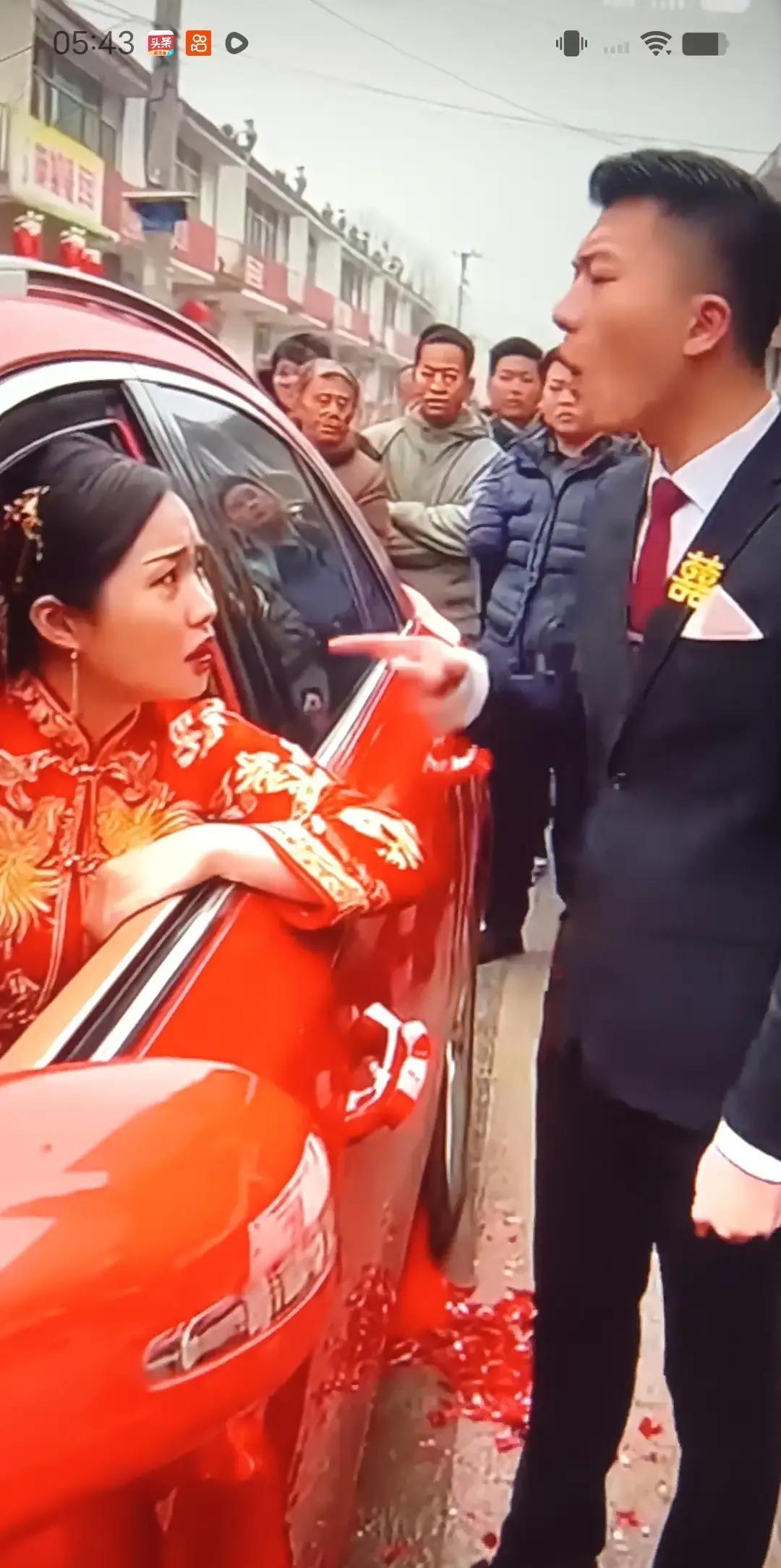 38万彩礼已经掏空家底，婚礼当天新娘又甩出6万6下车费。
新郎当场把胸花一扔，说